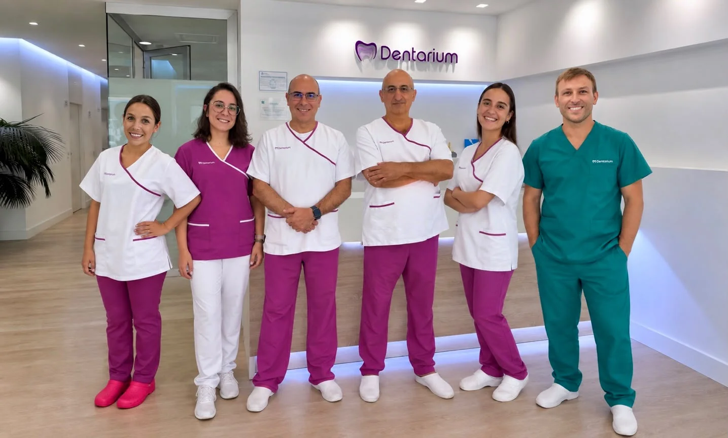 Equipo de la clínica dental Dentarium en sus instalaciones